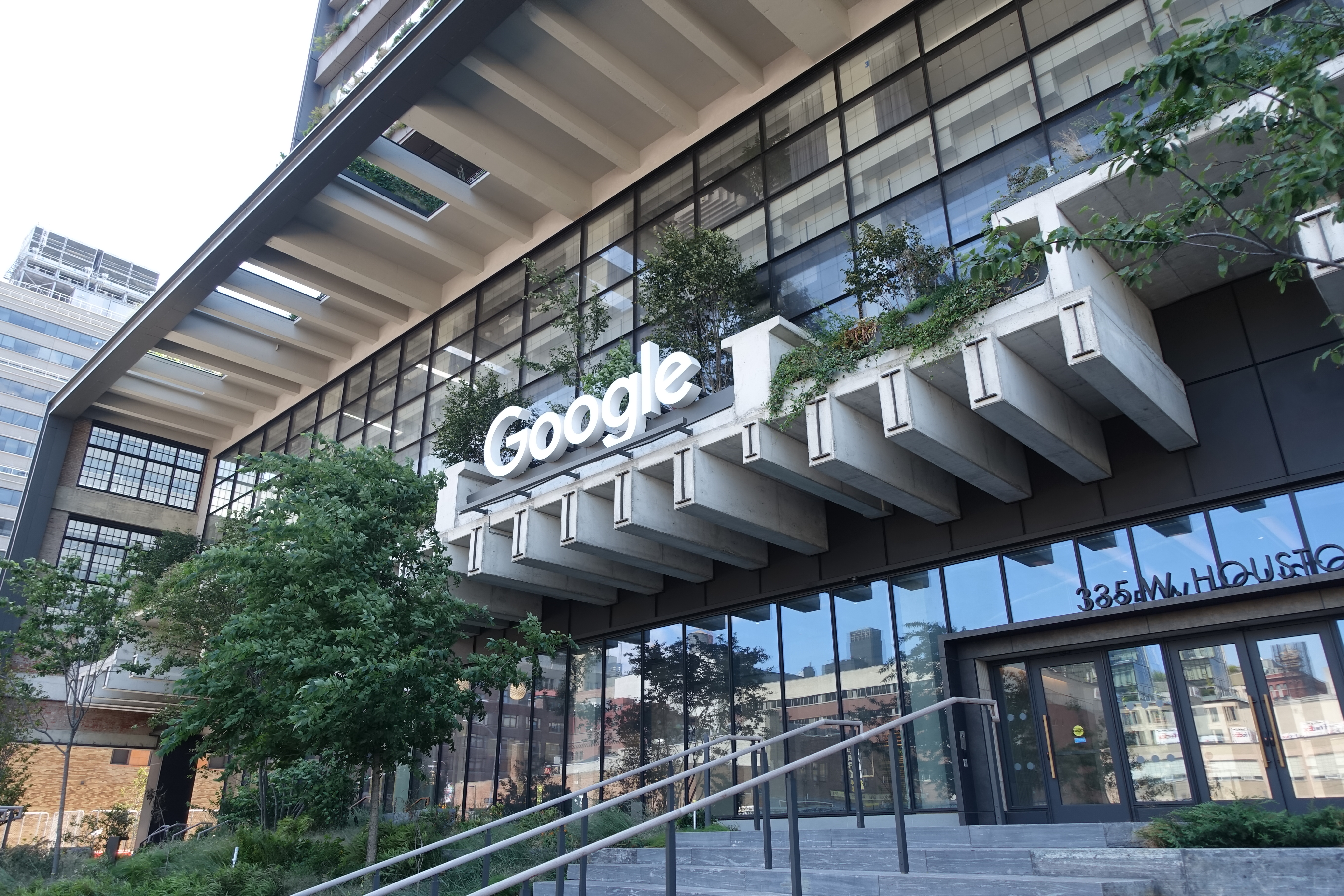Google embeds AI-generated product descriptions inside Search ads